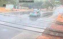 Suwałki. Kierowca wjechał na przejazd kolejowy, gdy zamykały się rogatki