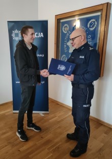 Suwalczanin został nagrodzony przez komendanta Policji w Olecku za obywatelską postawę