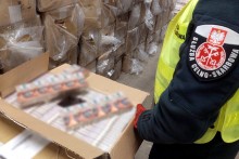 W litewskiej ciężarówce celnicy znaleźli 420 tysięcy paczek papierosów. Kierowcy grozi 10 lat 