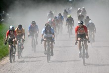 Rajd rowerowy Sudovia Gravel z bazą w WOSiR Szelment. Ścigali się aż się kurzyło