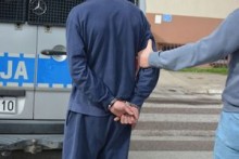 Suwalscy policjanci zatrzymali dwóch poszukiwanych. Jeden obudził się z kajdankami na rękach