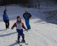 Uczniowie ze szkół w Słobódce i Kaletniku na stoku WOSiR Szelment uczą się jazdy na nartach