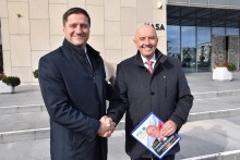 Cezary Cieślukowski i Jacek Niedźwiedzki w uścisku na koniec kampanii. Powstanie Zakład Radioterapii