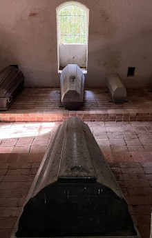 Mazurskie groby zdewastowane i rozgrabione. Nawet klątwa niestraszna [zdjęcia]