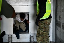 Budzisko. Przemyt ludzi  - 20 migrantów w skrytce tira [wideo i zdjęcia]