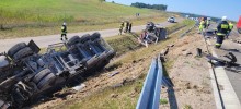 Wypadek na trasie Suwałki – Budzisko. Dwie ciężarówki spadły na pobocze [zdjęcia]