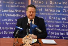 To nie skutki pobicia, a zabiegu. Poseł Jarosław Zieliński odnosi się do zdjęć w tabloidzie