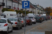 Coraz tłoczniej na suwalskich ulicach i parkingach. Rośnie liczba pojazdów