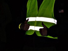 Kierowca zawiadomił policję, pieszy bez odblasków zapłacił mandat 