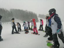 Ferie to dobry czas do nauki jazdy na nartach i snowboardzie. Półkolonie i zajęcia w WOSiR Szelment