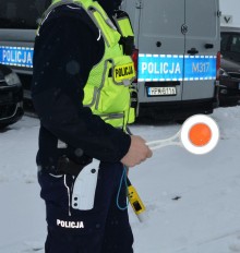 Suwałki. Policjanci podczas kontroli drogowej zatrzymali poszukiwanego mężczyznę