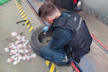 Augustów. Papierosy ukryte w akumulatorze, felgach, bębnach hamulcowych