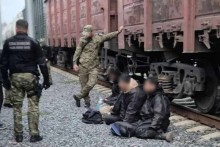 Algierczycy próbowali nielegalnie przekroczyć granicę ukryci w pociągu