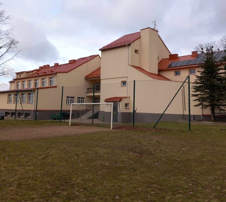 Pawłówka. Budynek Domu Dziecka i szkoły przygotowany do zimy