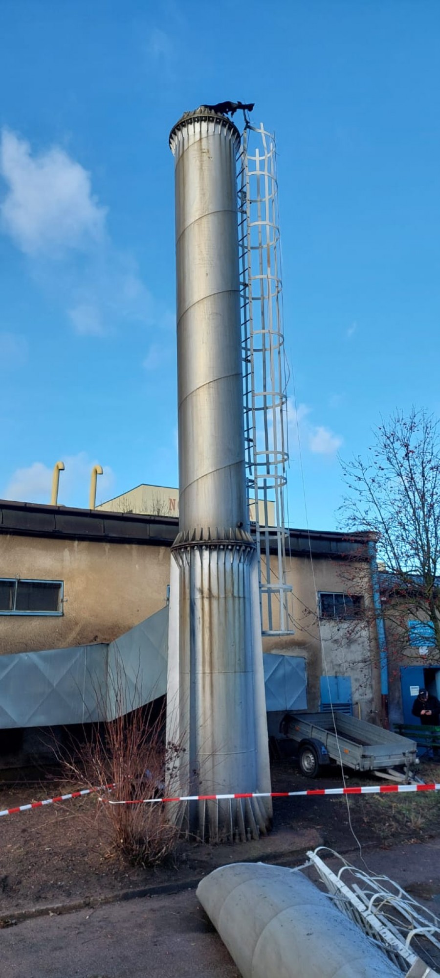 wiatr-powalil-komin-cieplowni-3.jpg