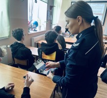 Sejny. Bezpieczne poszukiwanie pracy a handel ludźmi – rozmowa  policjantów  z uczniami