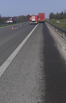 Plama oleju na drodze ekspresowej. Usuwały ją cztery zastępy straży pożarnej