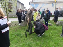 Wielkie sprzątanie i wspólne sadzenie. Międzynarodowy Dzień Ziemi w Raczkach i Dowspudzie [zdjęcia]