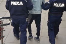 Poszukiwani nie otwierali drzwi. Jeden schował się pod łóżkiem