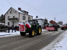 Rolnicze protesty – utrudnienia na drogach, w Suwałkach protest pod biurami poselskimi
