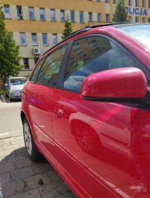 Suwałki. Po spowodowaniu kolizji, ze złości, porysowała karoserię auta