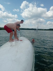 Wywrotka żaglówki na Wigrach. Do wody wpadły dwie osoby