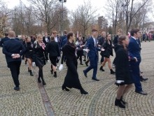 To już tradycja. Uczniowie ZST w Suwałkach zatańczyli poloneza w Parku [zdjęcia, wideo]