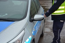 Suwałki. Prawie 2 tys. zł i 15 punktów karnych za nadmierną prędkość i kolegę w bagażniku 