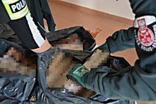 Suwałki. Wpadł z kontrabandą, bo nie miał podświetlonej tablicy rejestracyjnej