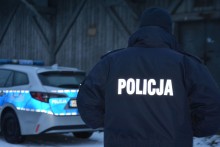 Nocne temperatury wciąż są niskie. Policjanci pomogli mężczyźnie, który schronił się w piwnicy