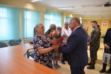 Medale za Zasługi dla Obronności Kraju odebrali rodzice żołnierzy z terenu powiatu suwalskiego