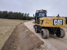 Powiat Suwalski. Umowa na przebudowę drogi Węgielnia - Kaletnik, przetarg na Jeleniewo - Becejły