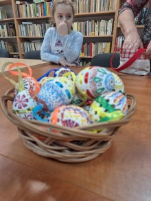 Szypliszki. Warsztaty malowania jajek w Gminnej Bibliotece Publicznej w Słobódce [zdjęcia]