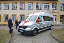 Zespół Szkół w Dowspudzie otrzymał autobus do dowożenia uczniów [zdjęcia]