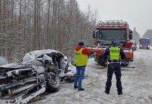 Wypadek w Koniecborze. Kierowca volvo uderzył w pług śnieżny