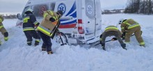Gmina Filipów. Karetka jadąca do dziecka utknęła w zaspie [zdjęcia]