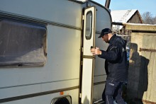 Policjanci pomogli 55-letniemu mężczyźnie, który mieszkał w przyczepie
