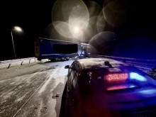 Po nocnych zamieciach trudne warunki na drogach. Jedźmy ostrożnie