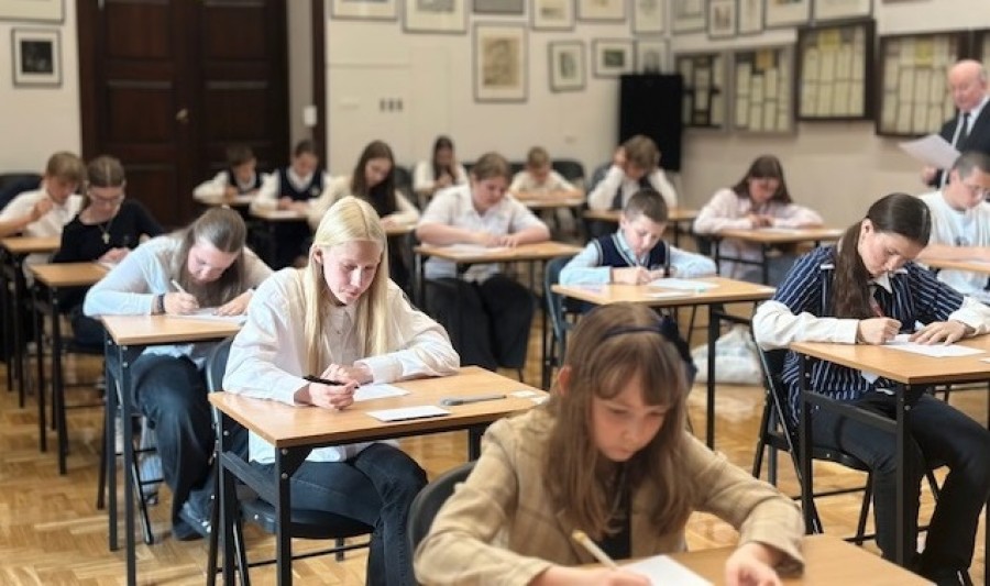 Święto ortografii w I LO w Suwałkach. Hałastra z hukiem, chichocząc i hałasując [zdjęcia] 