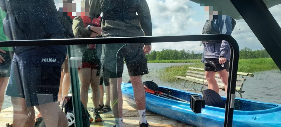 Wieje na jeziorze Wigry. Ratownicy WOPR i policjanci z pomocą kajakarzom