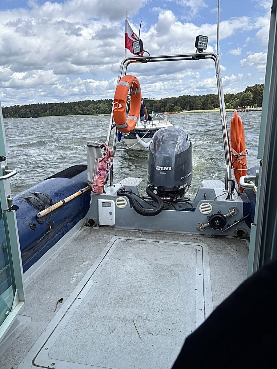 Augustowscy policjanci pomogli turystom wydostać się na brzeg