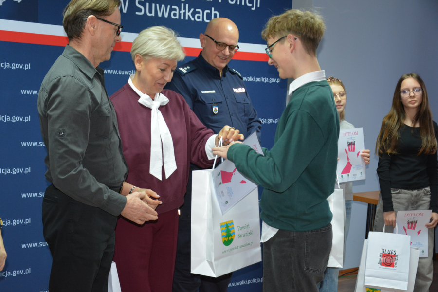 Adam Przekop ze Szkoły Podstawowej w Raczkach wygrał konkurs plastyczny Świat bez przemocy [zdjęcia]