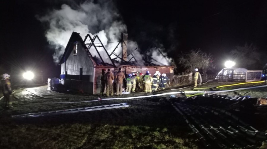 Po pożarze w Pobondziach. Zrzutka na pomoc dla 90-latków, którzy stracili dom w Wigilię