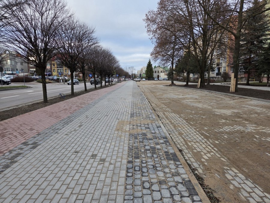 Suwałki. Piesi i rowerzyści zyskali szeroką aleję przy Noniewicza, ubyło parkingu [zdjęcia]