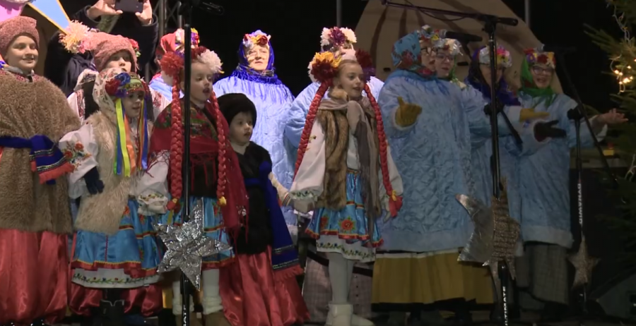 Rozświetlona miejska choinka, świecą ozdoby świąteczne w Suwałkach. Magiczny Wieczór [wideo]