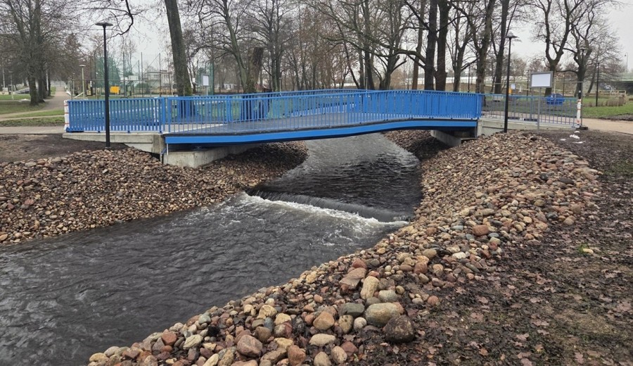 Kładka za milion złotych na Czarnej Hańczy w Suwałkach czeka na odbiór [zdjęcia]