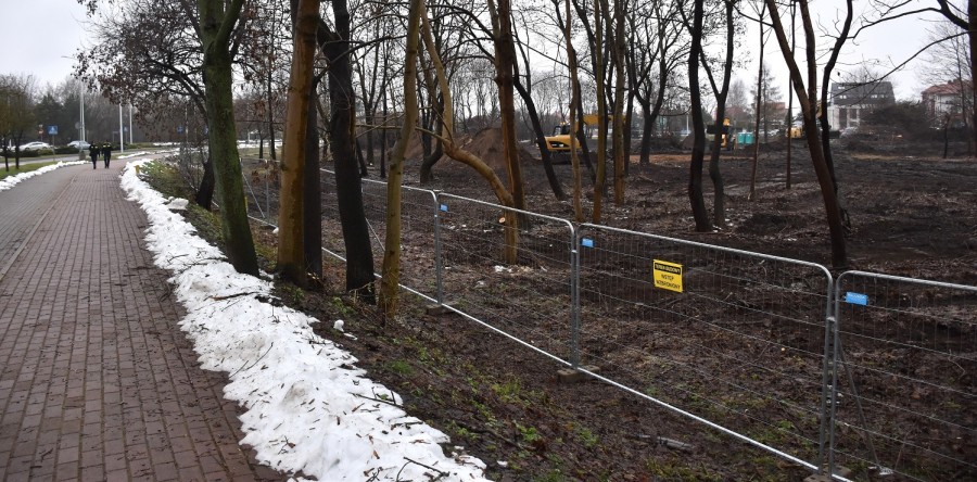 Chaszcze zniknęły, na tym gruncie stanie Mediateka w Suwałkach. Kontrakt wart 34 mln zł [zdjęcia]