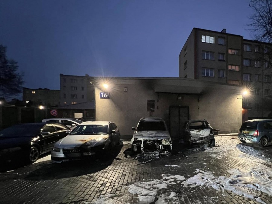 Duży pożar samochodów przy ul. 1 Maja w Suwałkach