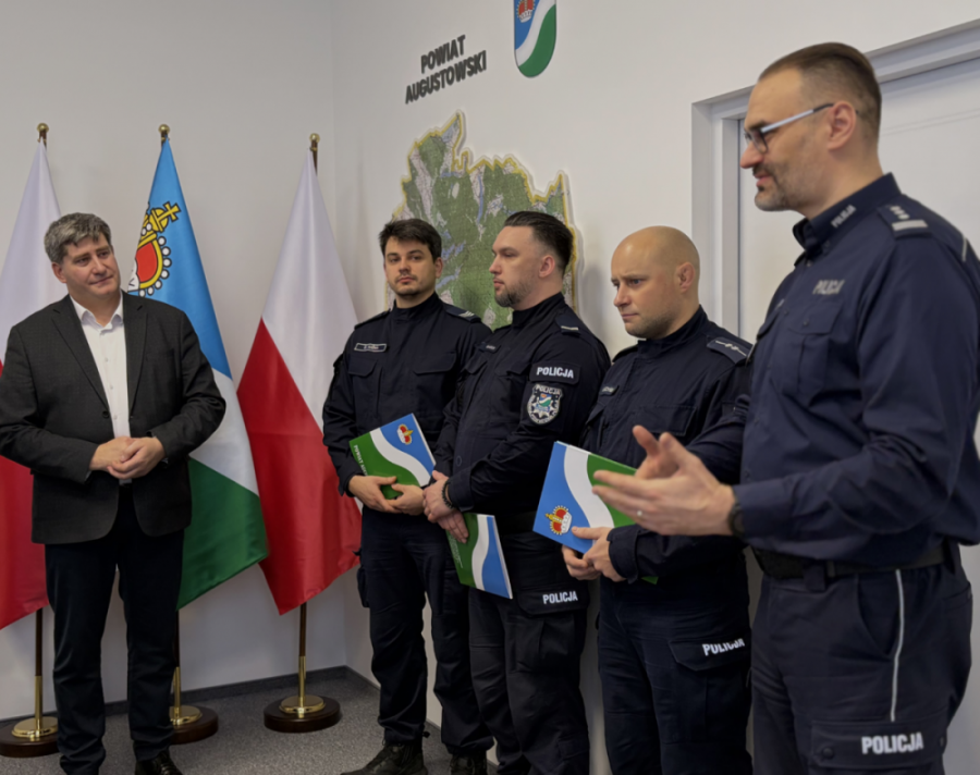 Policjanci z Augustowa, którzy uratowali dziewczynkę, zostali nagrodzeni przez Starostę i radnych