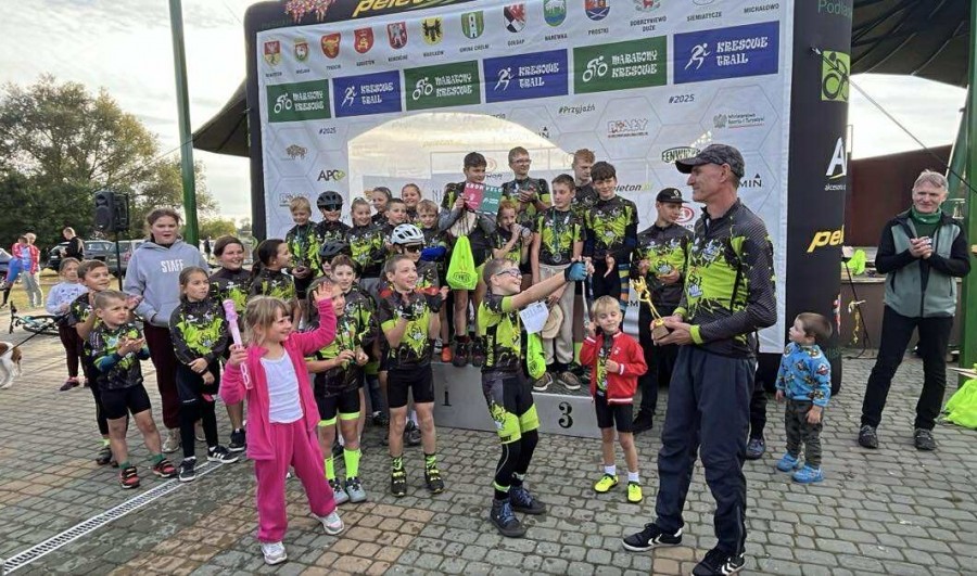 Kolarze MTB Suwałki i Suwalskiej Szkółki Kolarskiej z medalami, Dariusz Tasior ze statuetką [foto]